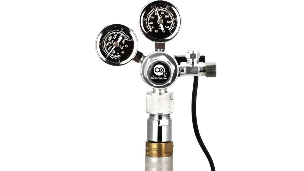 Regulator festet til SodaStream sylinder ved hjelp av en adapter